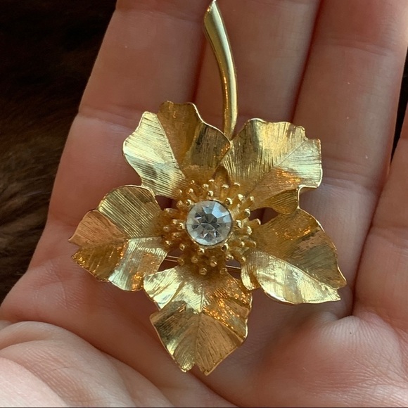 New View || Gold Toned Floral Pin Brooch - Picture 2 of 16